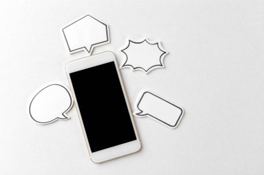 hareket eden telefon ile boş konuşma balonu