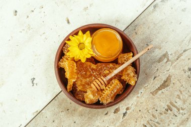 masanın üzerine tatlı bal yakın çekim