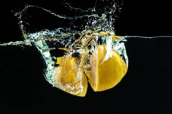 Čerstvé Žluté Citrony Vodě Stříkance Černém Pozadí — Stock fotografie