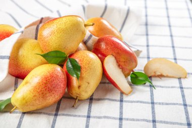 Taze organik armut masa örtüsü üzerinde yalan 