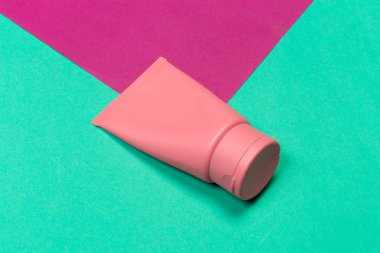 Renkli arka plan üzerinde renkli plastik şişe 