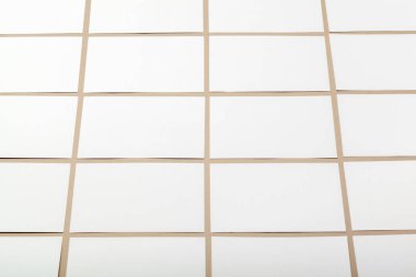 Bej renkli arka plan üzerinde boş kağıt parçaları için alay et