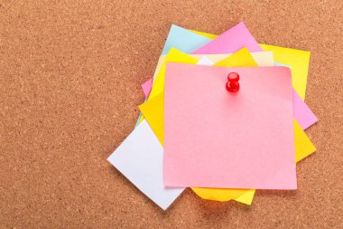 Yapışkan notu veya post üzerinde mantar Bülteni billboard olduğunu