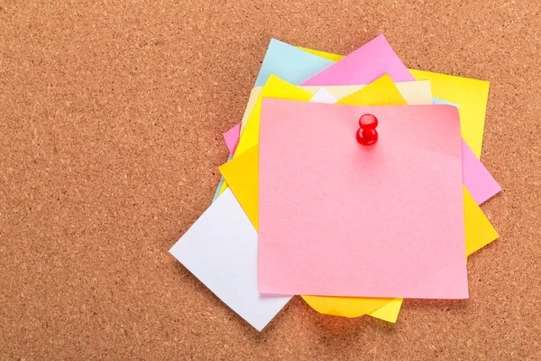 Yapışkan notu veya post üzerinde mantar Bülteni billboard olduğunu