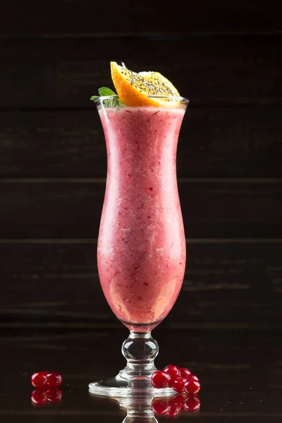 Jordgubbe Smoothie Mörk Bakgrund — Stockfoto