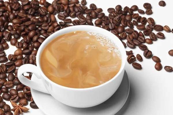 Kahve Çekirdeği Küçük Fincan Kahve Çekirdeği Üzerinde Beyaz Izole Dolu — Stok fotoğraf