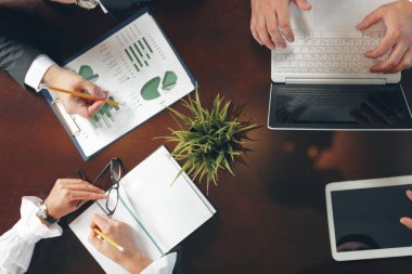 Grup çalışma office, üstten görünüm meşgul iş adamları