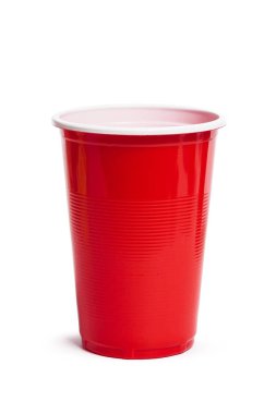 Beyaz bir arka planda izole kırmızı plastik bardak