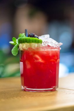 Kokteyl masanın üzerinde. Bar, Restoran
