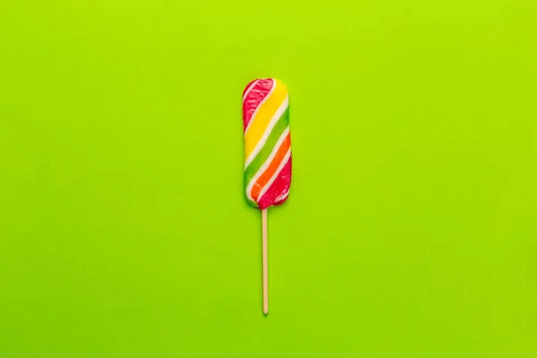 Bunte Bonbons Auf Grünem Hintergrund — Stockfoto
