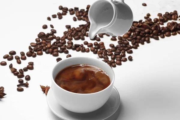 Kahve Çekirdeği Küçük Fincan Kahve Çekirdeği Üzerinde Beyaz Izole Dolu — Stok fotoğraf