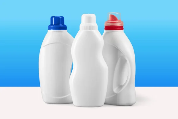 Behälter Mit Flüssigem Reinigungsmittel Aus Kunststoff Auf Blauem Hintergrund — Stockfoto