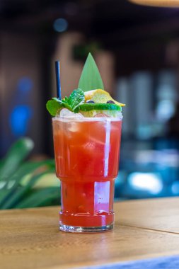 Kokteyl masanın üzerinde. Bar, Restoran