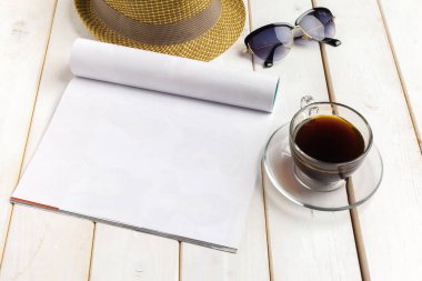 Mock-up dergi veya ahşap masa üzerinde kataloğu