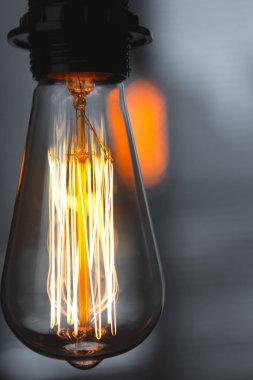 Klasik Edison ampul metin için yer ile koyu arka plan üzerinde