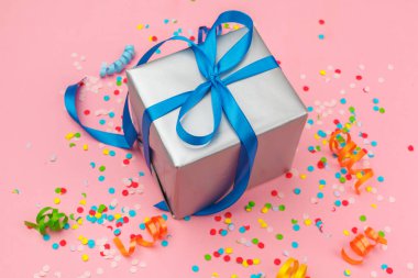 hediye kutusu çeşitli parti konfeti, flamalar ve dekorasyon