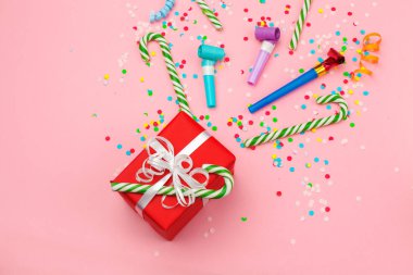 hediye kutusu çeşitli parti konfeti, flamalar ve dekorasyon