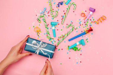 hediye kutusu çeşitli parti konfeti, flamalar ve dekorasyon