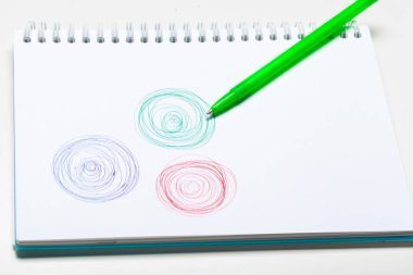 Not Defteri Defter ve topu pont kalem beyaz arka plan üzerinde izole