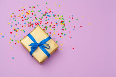 Güzel hediye kutusu ile düz yatıyordu kompozisyon