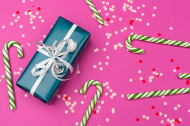 Güzel hediye kutusu ile düz yatıyordu kompozisyon