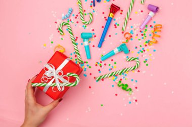 hediye kutusu çeşitli parti konfeti, flamalar ve dekorasyon