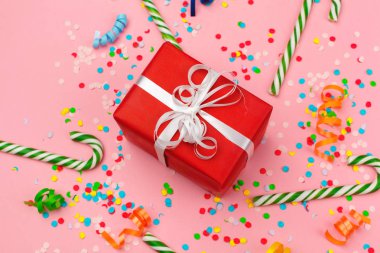 hediye kutusu çeşitli parti konfeti, flamalar ve dekorasyon
