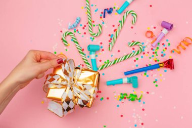 hediye kutusu çeşitli parti konfeti, flamalar ve dekorasyon