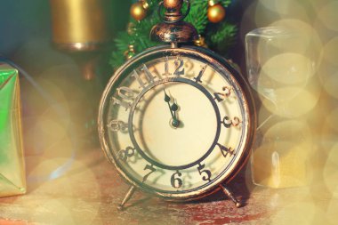 Retro çalar saat ve Noel dekorasyonu ile kompozisyon