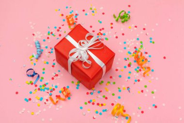 hediye kutusu çeşitli parti konfeti, flamalar ve dekorasyon