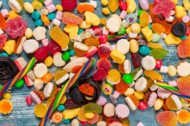 Arka planda, karışık renkli şekerler yakın çekim