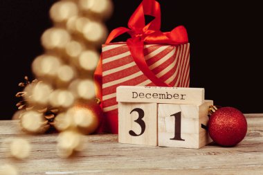 Noel masa dekorasyon bir hediye kutusu ile
