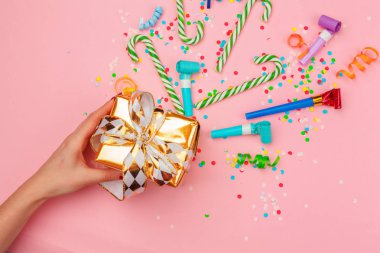 hediye kutusu çeşitli parti konfeti, flamalar ve dekorasyon