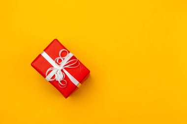 Güzel hediye kutusu ile düz yatıyordu kompozisyon