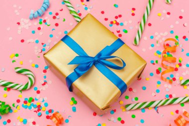 hediye kutusu çeşitli parti konfeti, flamalar ve dekorasyon