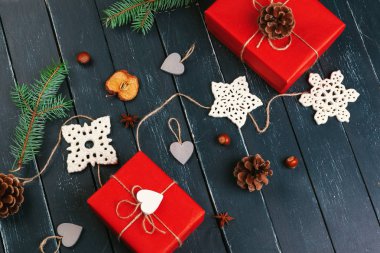 Noel kompozisyon. Noel hediyesi, örgü battaniye, çam kozalakları, köknar ahşap arka plan dallarda.