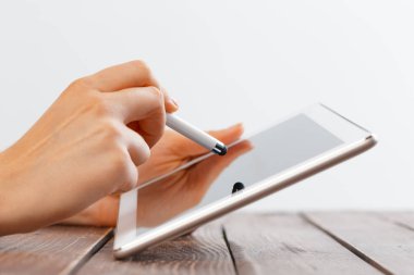 Dijital tablet, closeup tutan kadın