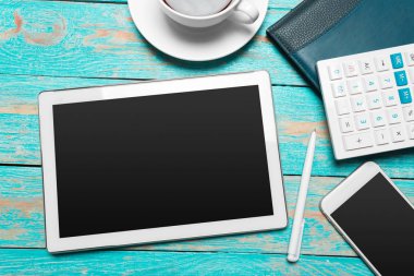 Dijital tablet ve kahve fincanı ahşap tablo