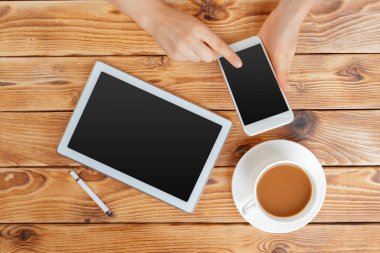 Dijital tablet ve ahşap bir masa üzerinde kahve ile kız el