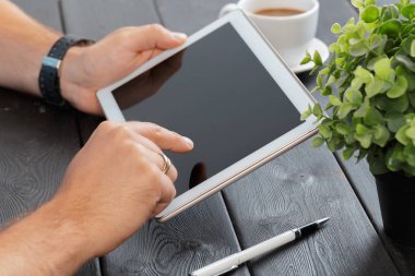 elleri boş tablet cihaz ahşap çalışma masa üzerinde tutan bir adam