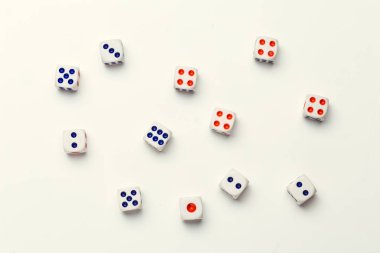 beyaz arkaplanda izole edilmiş zar