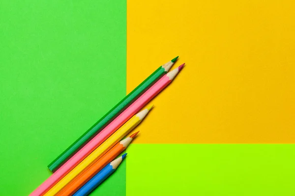 Buntstifte Auf Leuchtend Grünem Papier — Stockfoto