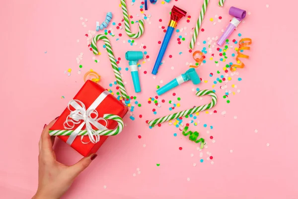 hediye kutusu çeşitli parti konfeti, flamalar ve dekorasyon