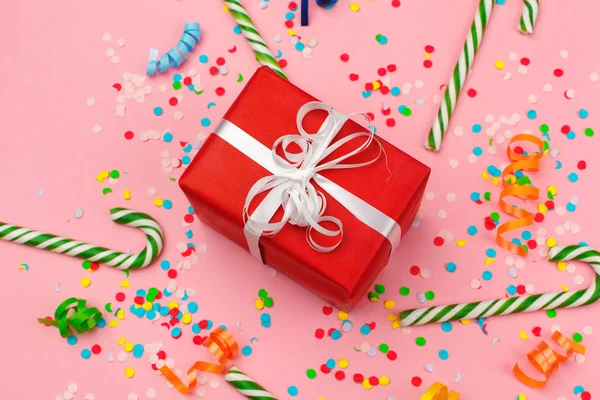 hediye kutusu çeşitli parti konfeti, flamalar ve dekorasyon