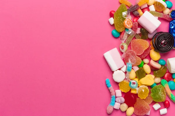 五颜六色的棒棒糖在粉红色的背景 — 图库照片