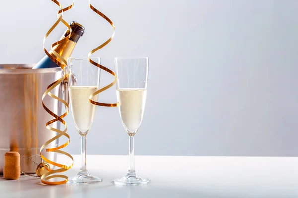 Abbinare Bicchiere Champagne Con Bottiglia Contenitore Metallico Festeggiamenti Capodanno — Foto Stock