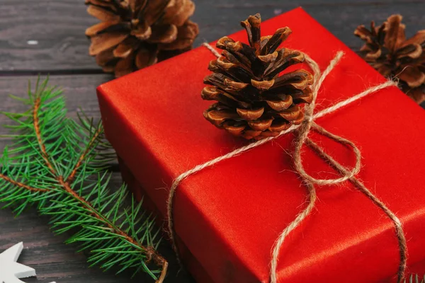 圣诞作文圣诞礼物 针织毯子 冷杉树枝上的木制背景 — 图库照片