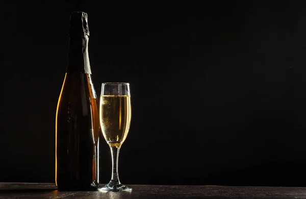 Bottiglia Champagne Bicchieri Sfondo Scuro — Foto Stock