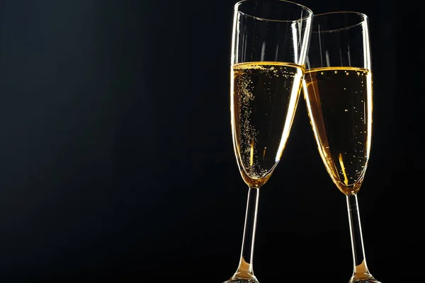 Champagneglazen Voor Feestelijke Gelegenheid Tegen Een Donkere Achtergrond — Stockfoto