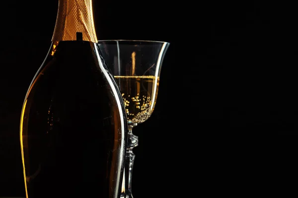 Bottiglia Champagne Bicchieri Sfondo Scuro — Foto Stock